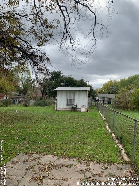 view of yard with an outdoor structure