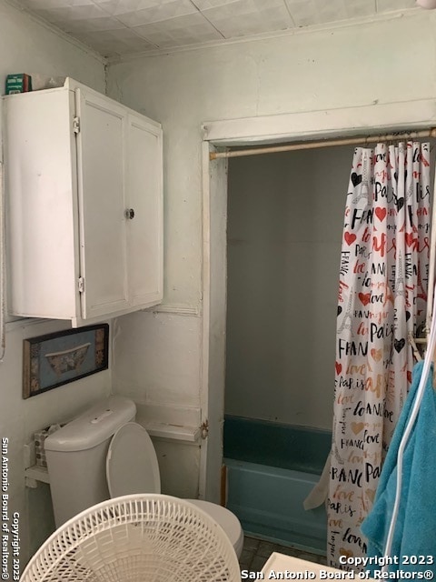 bathroom with shower / tub combo with curtain