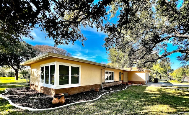 view of side of property featuring a lawn