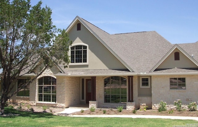 view of front facade featuring a front yard