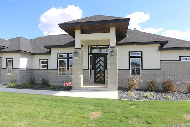 view of front of property featuring a front lawn