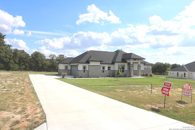 view of front of property featuring a front lawn