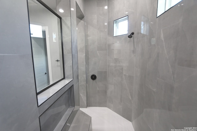 bathroom featuring tiled shower