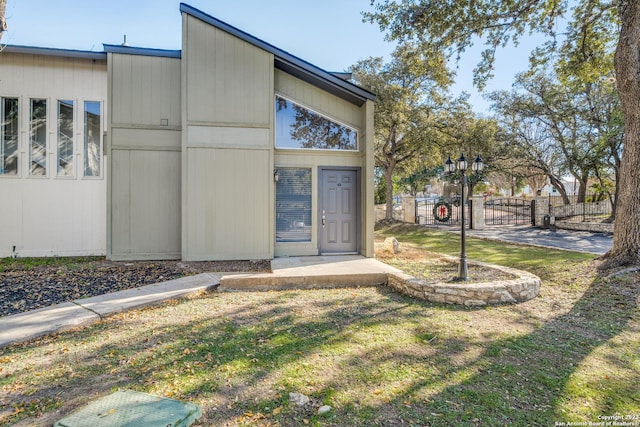 exterior space featuring a front yard