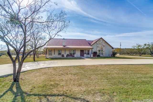 single story home featuring a front lawn