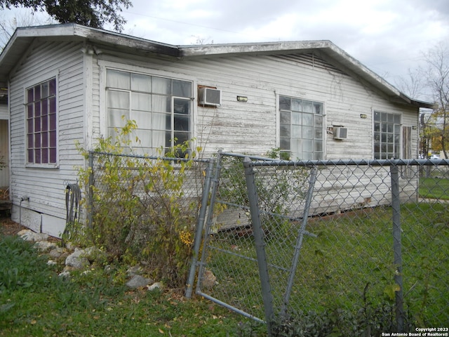 view of side of property featuring a lawn