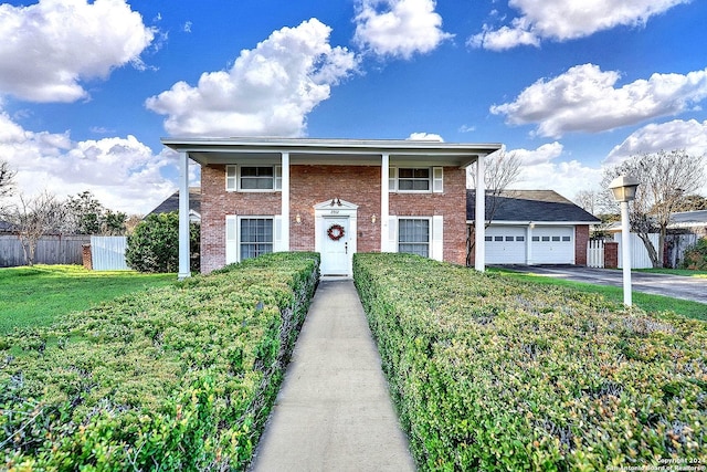 view of front of property featuring a front yard