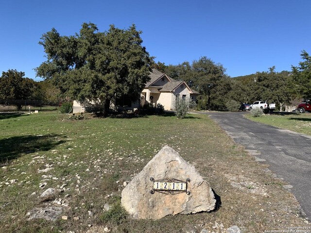 view of front of property featuring a front yard and a garage