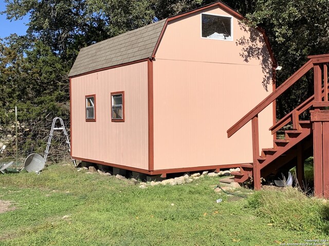 view of outdoor structure featuring a yard