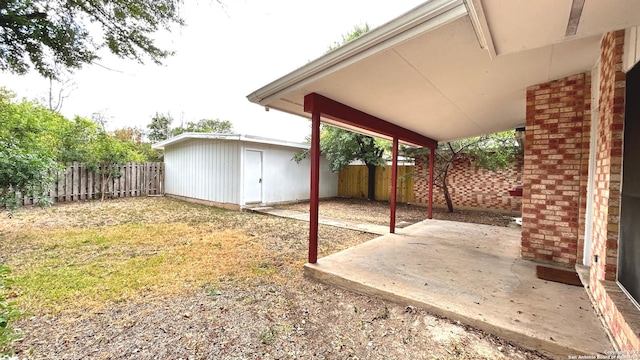 view of yard featuring an outdoor structure and a patio area