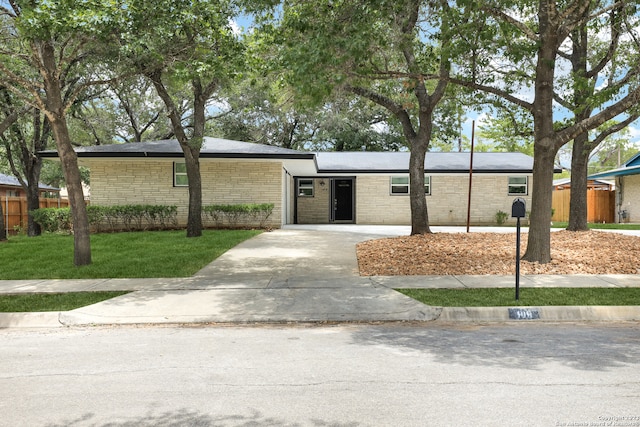 ranch-style house featuring a front yard