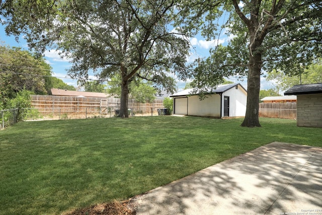 view of yard featuring an outbuilding and a garage