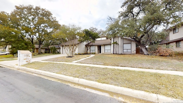 view of front of home featuring a front lawn