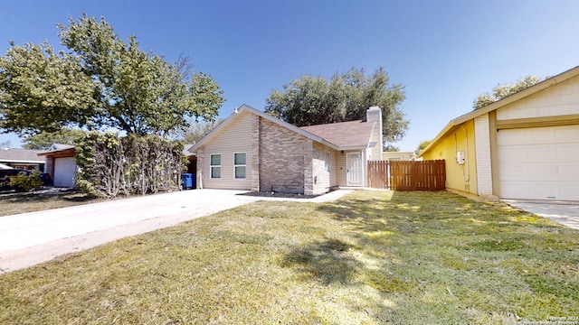 view of front of house featuring a front lawn