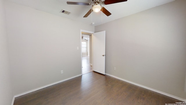 unfurnished room with dark wood-type flooring and ceiling fan