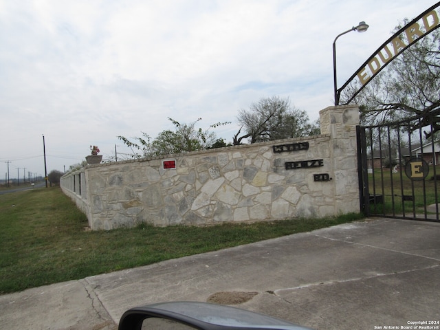 view of community / neighborhood sign