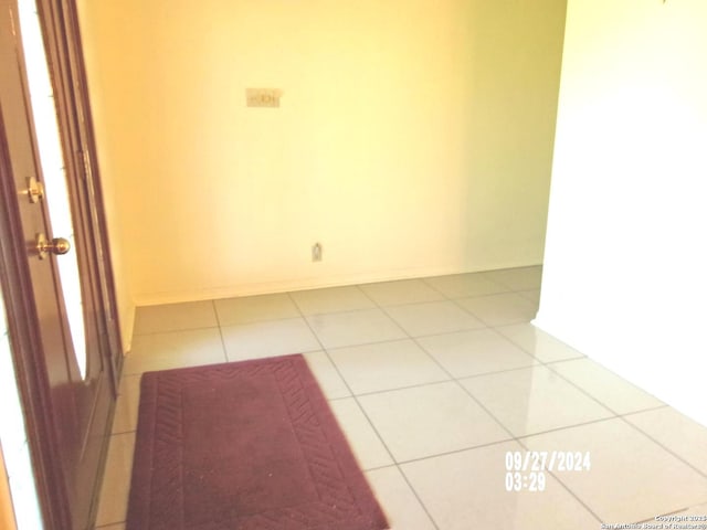 unfurnished room featuring light tile patterned floors