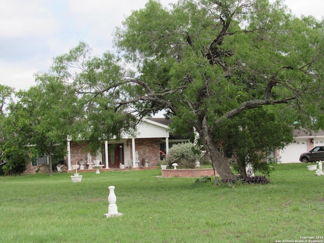 view of front of home featuring brick siding and a front lawn