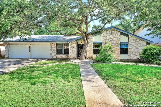 view of front facade featuring a garage and a front yard