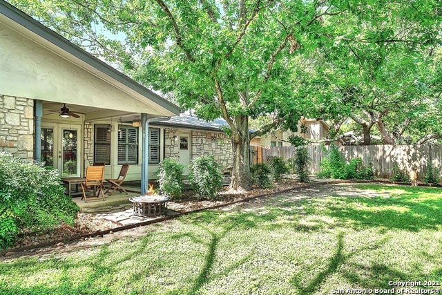 view of yard featuring ceiling fan