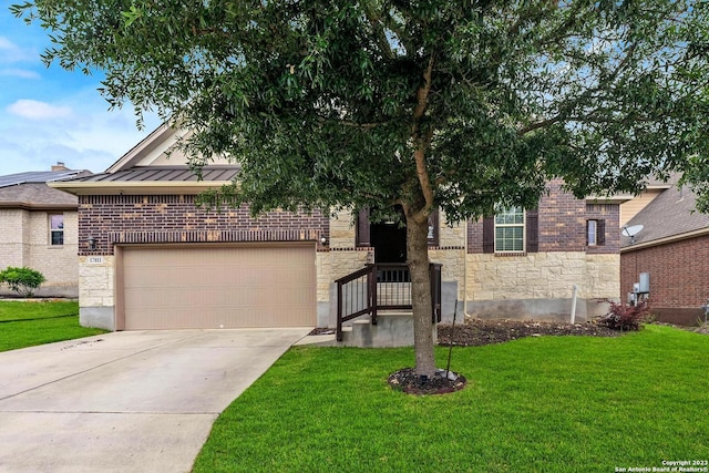 view of front of property featuring a front yard