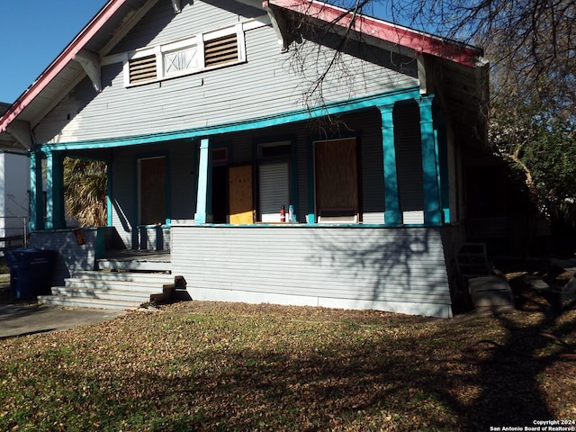 view of front of property featuring covered porch