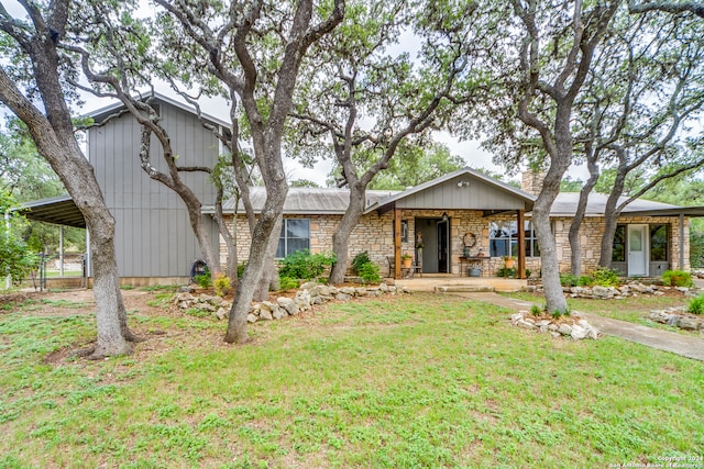 view of front of home featuring a front lawn