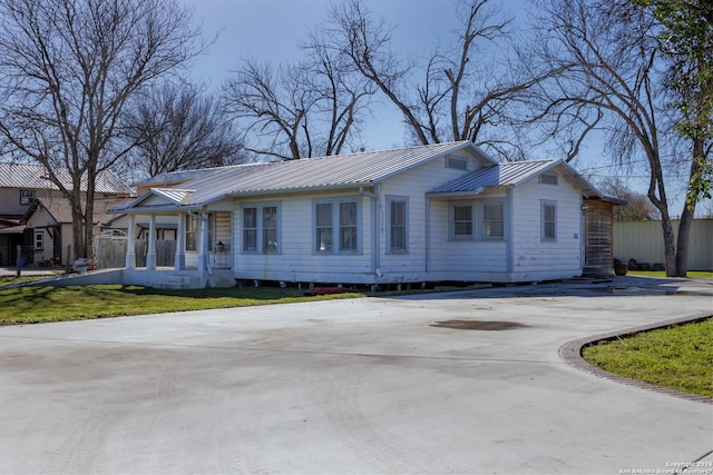 single story home featuring a porch and a front lawn