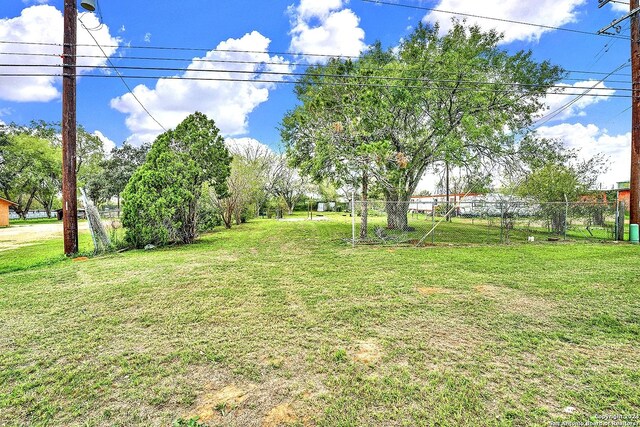 2315 10th St, Floresville TX, 78114 land for sale