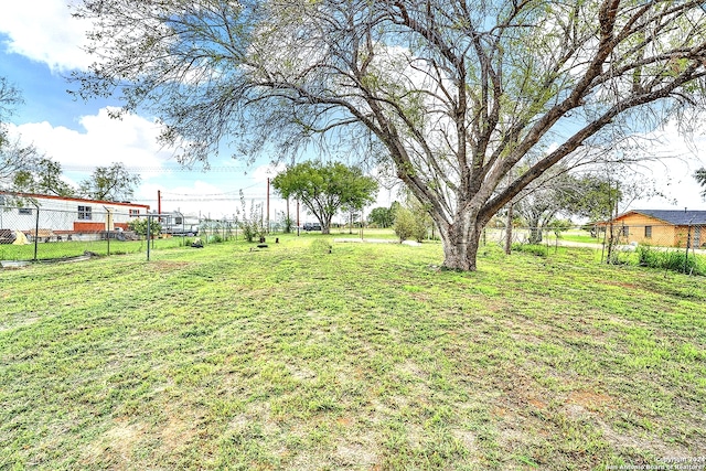 Listing photo 3 for 2315 10th St, Floresville TX 78114