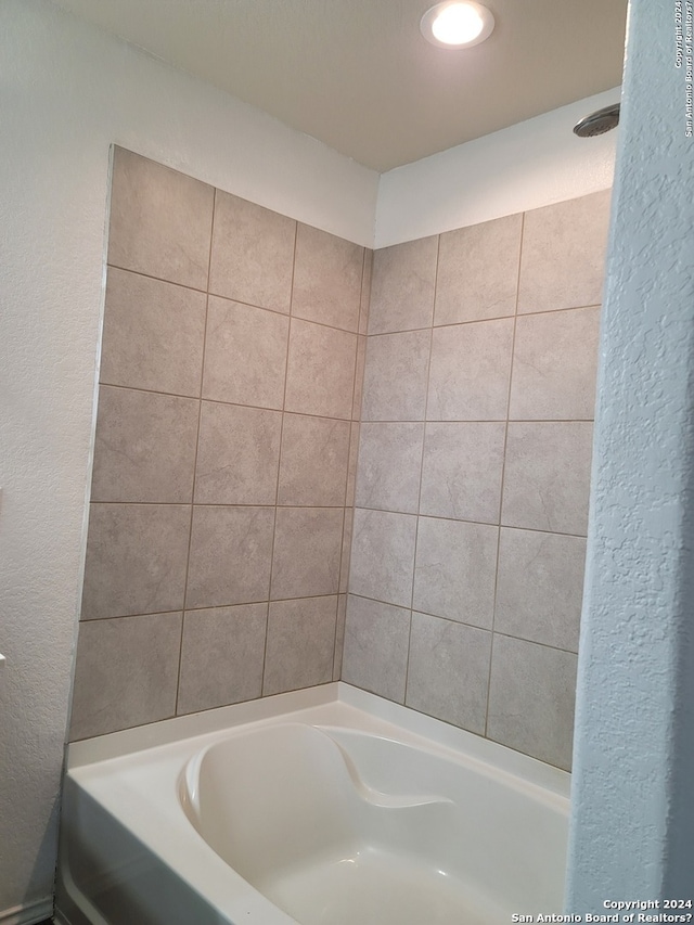 bathroom featuring tiled shower / bath combo