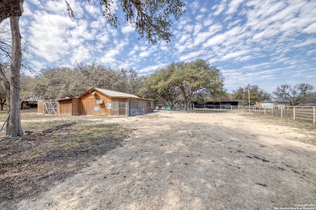 view of yard with an outdoor structure