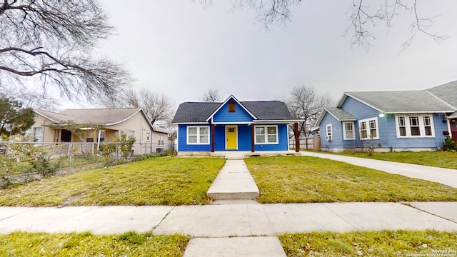 view of front facade featuring a front yard