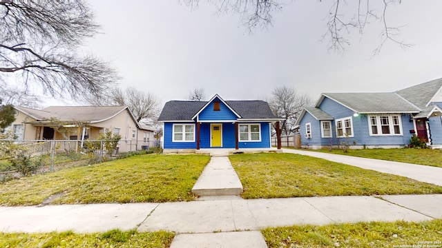 view of front of property featuring a front lawn