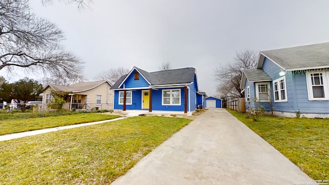 bungalow featuring a front lawn