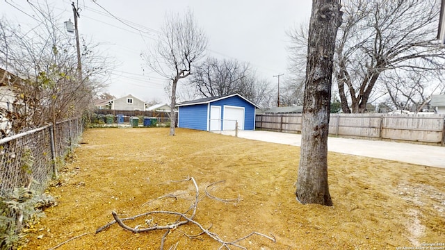 view of yard with an outdoor structure and a garage