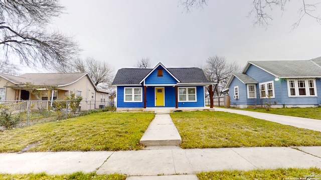 bungalow featuring a front lawn