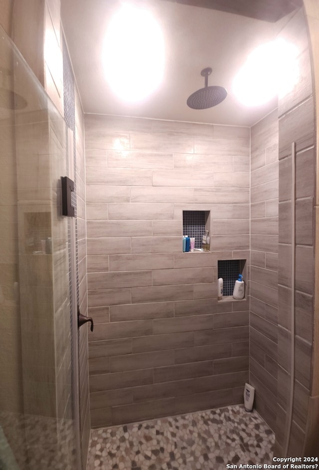 bathroom featuring a tile shower