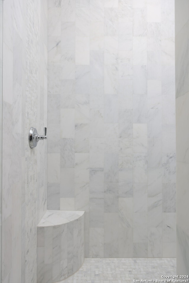 bathroom featuring a tile shower