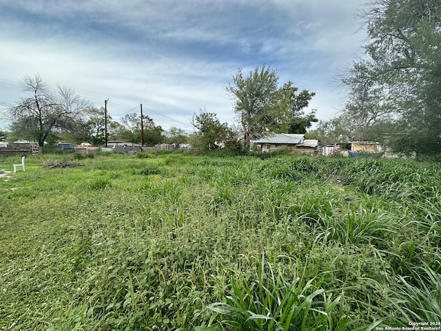 Listing photo 3 for 218 E 7th St, Elmendorf TX 78112