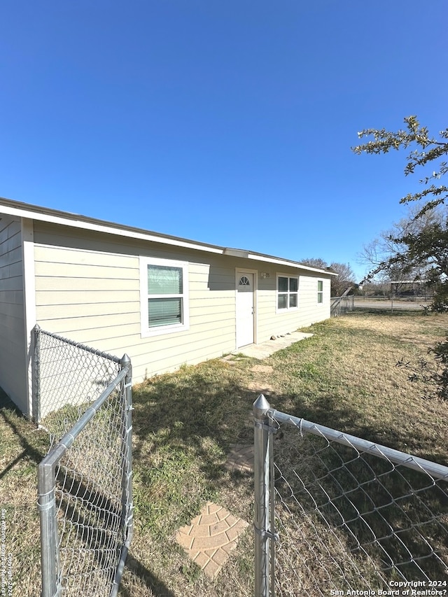 275 E Hutchins St, La Pryor, TX 78872 - view of front of home