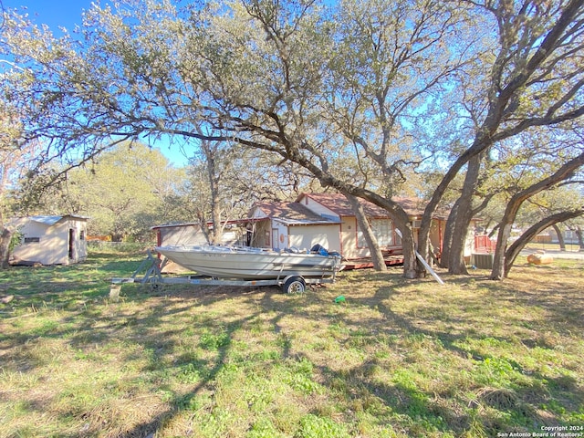 view of yard featuring a storage shed