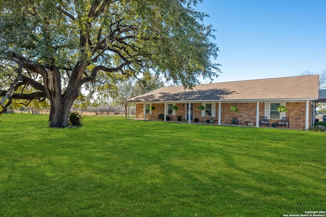 view of front facade featuring a front lawn