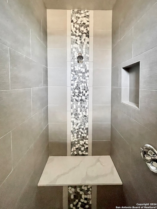 bathroom featuring tiled shower