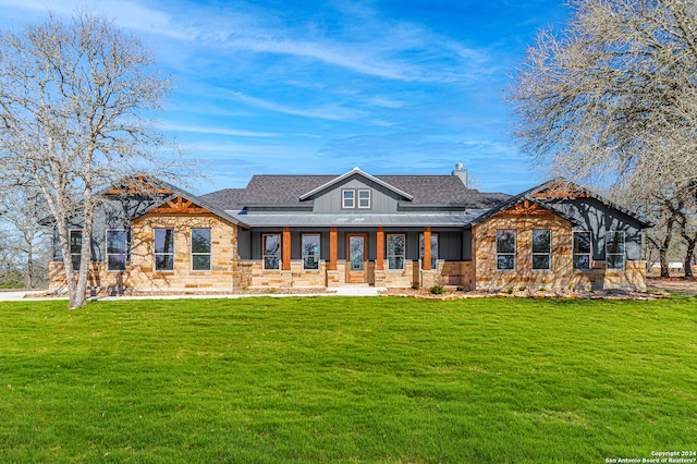 craftsman house featuring a front lawn