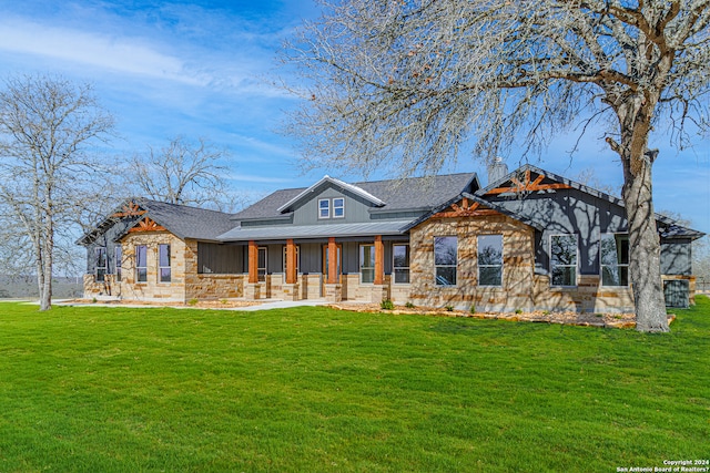 craftsman house featuring a front lawn