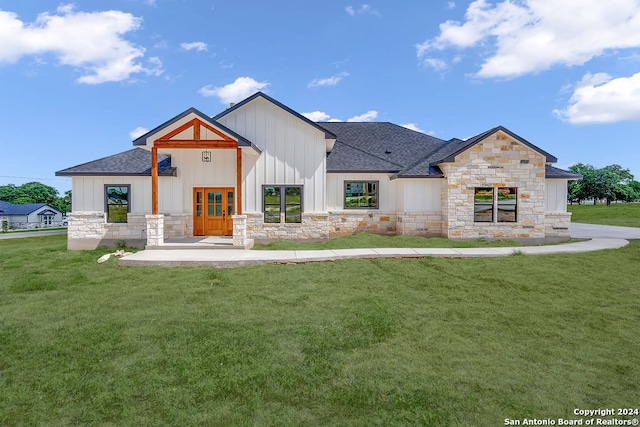 view of front of property with a front yard