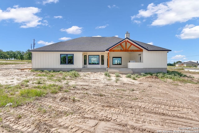 view of front of property featuring a porch