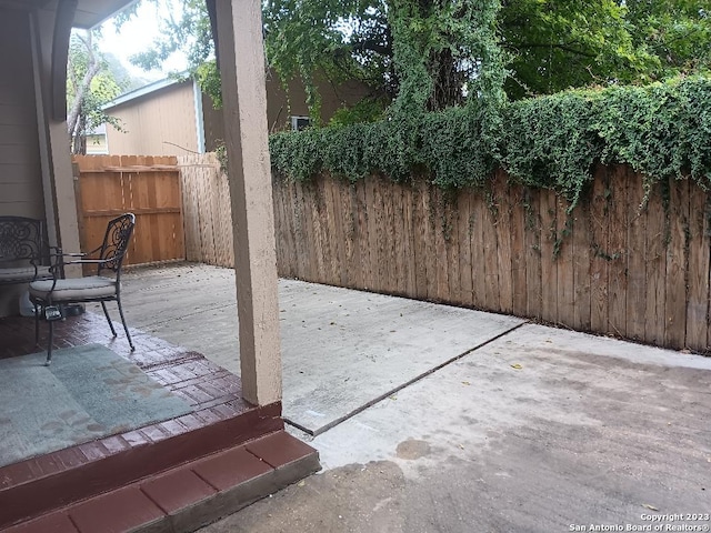 126 Lucas St, San Antonio, TX 78209 - view of patio with fence