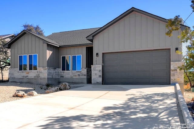 view of front facade featuring a garage